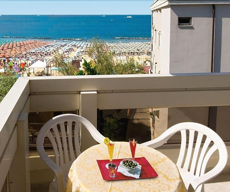 Hotel Prestige Cattolica Kültér fotó