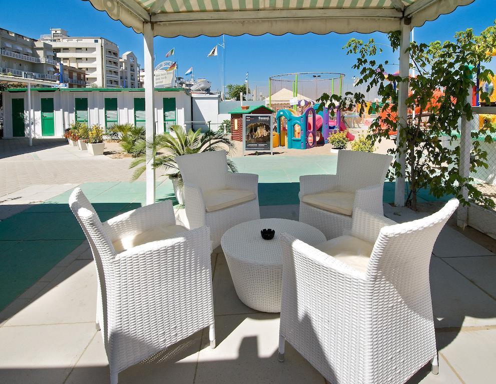 Hotel Prestige Cattolica Kültér fotó