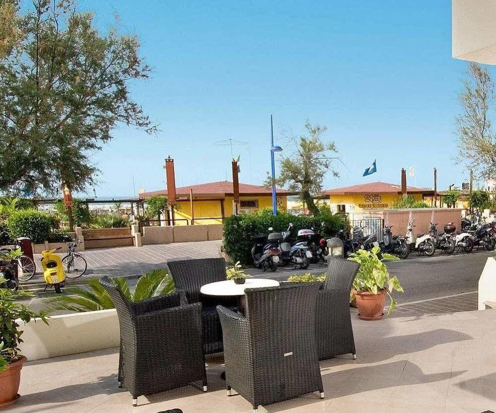 Hotel Prestige Cattolica Kültér fotó